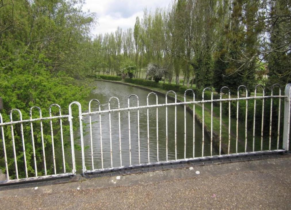 Waterside, Peartree Bridge, Milton Keynes Villa Buitenkant foto